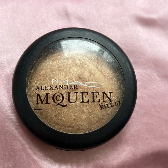 Limited Edition MAC Cosmetics Mineralize Skinfinish/ NEW VEGAS, EUC - Picture 1 of 3